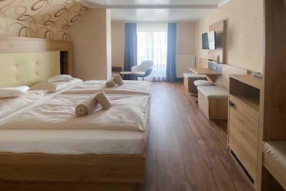 Das Foto zeigt eine Junior Suite mit Terrasse im Aparthotel Haveltreff und dient als Vorschau für die gebuchte Zimmerkategorie im Hotel in Caputh, direkt am Schwielowsee.