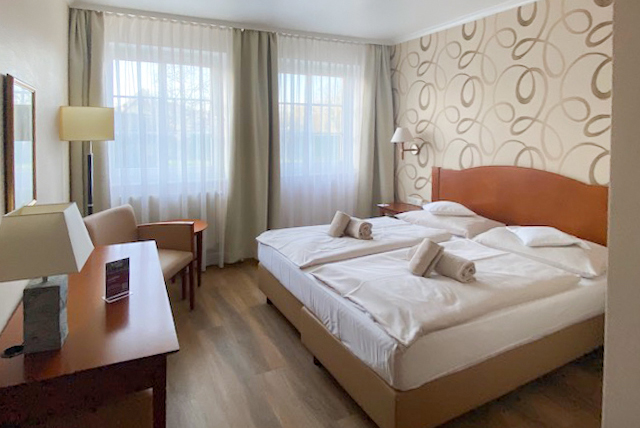 Das Foto zeigt das Standard Zimmer im Aparthotel Haveltreff und dient als Vorschau für die gebuchte Zimmerkategorie im Hotel in Caputh, direkt am Schwielowsee.