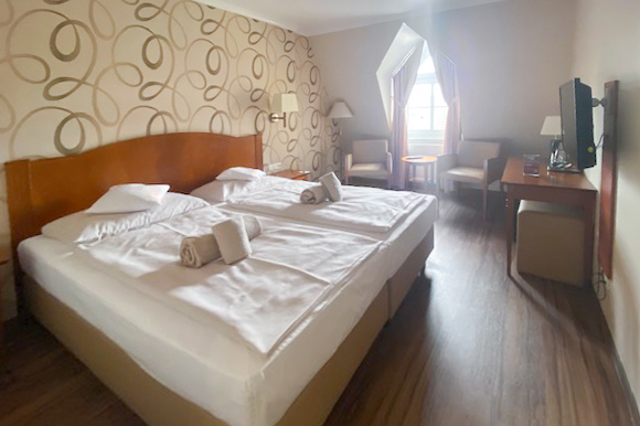 Das Foto zeigt das Superior Zimmer im Aparthotel Haveltreff und dient als Vorschau für die gebuchte Zimmerkategorie im Hotel in Caputh, direkt am Schwielowsee.